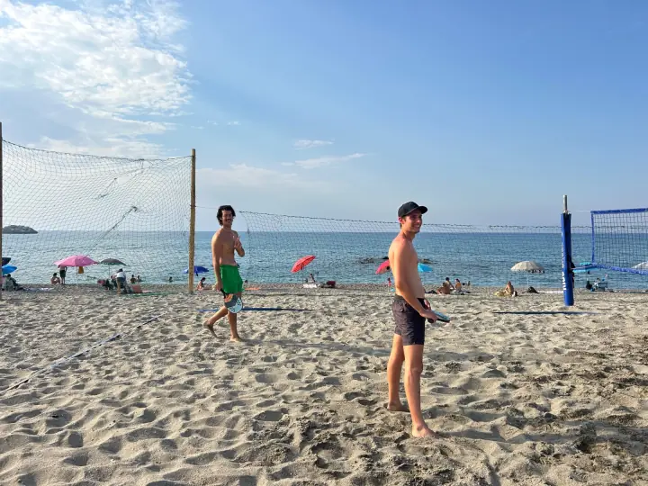 Giocatori e campi da beach tennis sulla spiaggia di Brolo