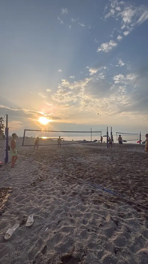 I campi da beach tennis al tramonto