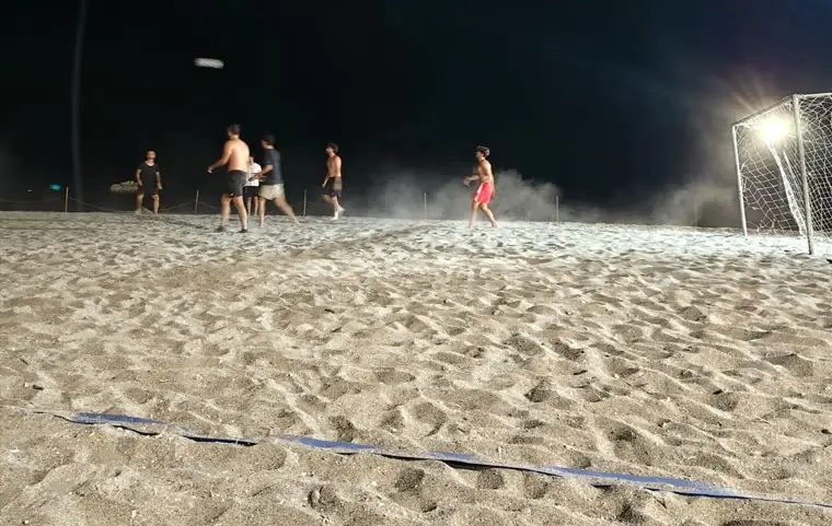 Beach soccer in notturna sulla spiaggia di Brolo nel 2025